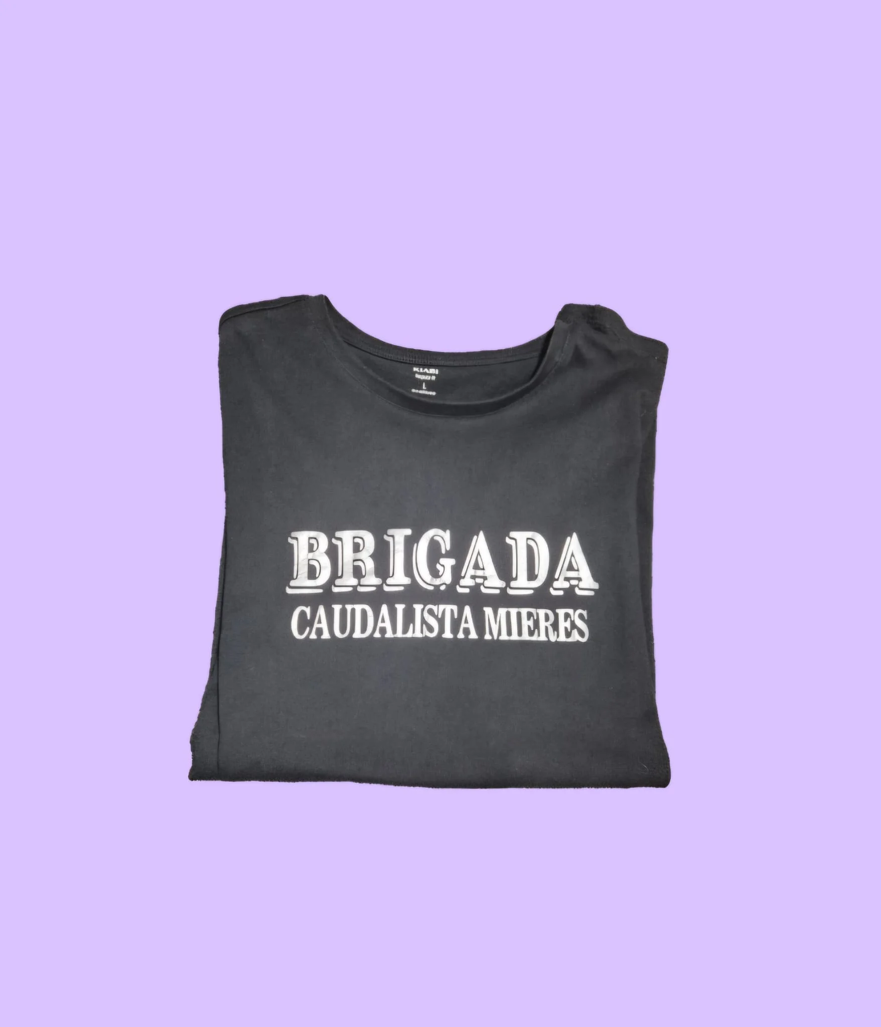 Camiseta negra diseño plateado